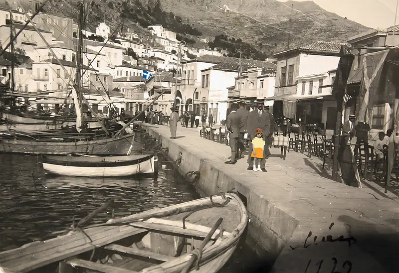 The Girl in the Floral Hat av Jörgen Thornberg