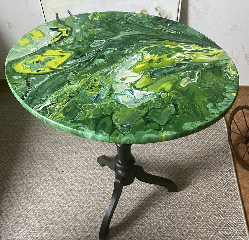 Ovalt bord av Birgitta Gårdensjö