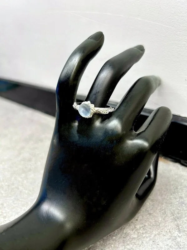 Ring med Regnbågsfluorit av Minette Andersson
