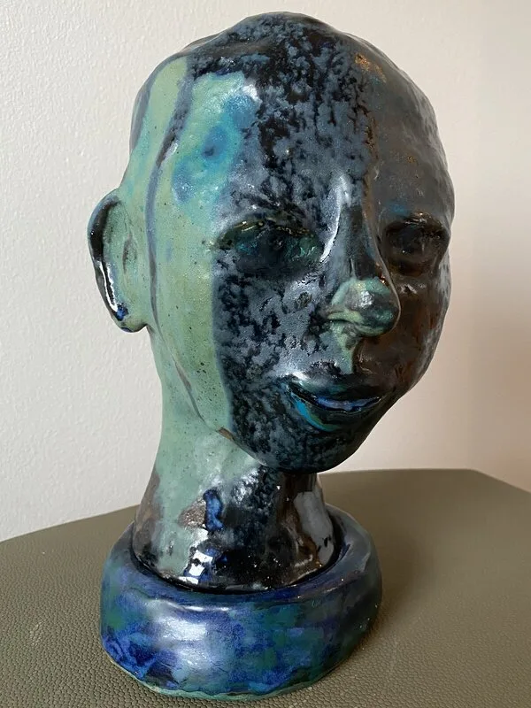 Skulptur Blågrön pojke av Lisbeth van Ginhoven