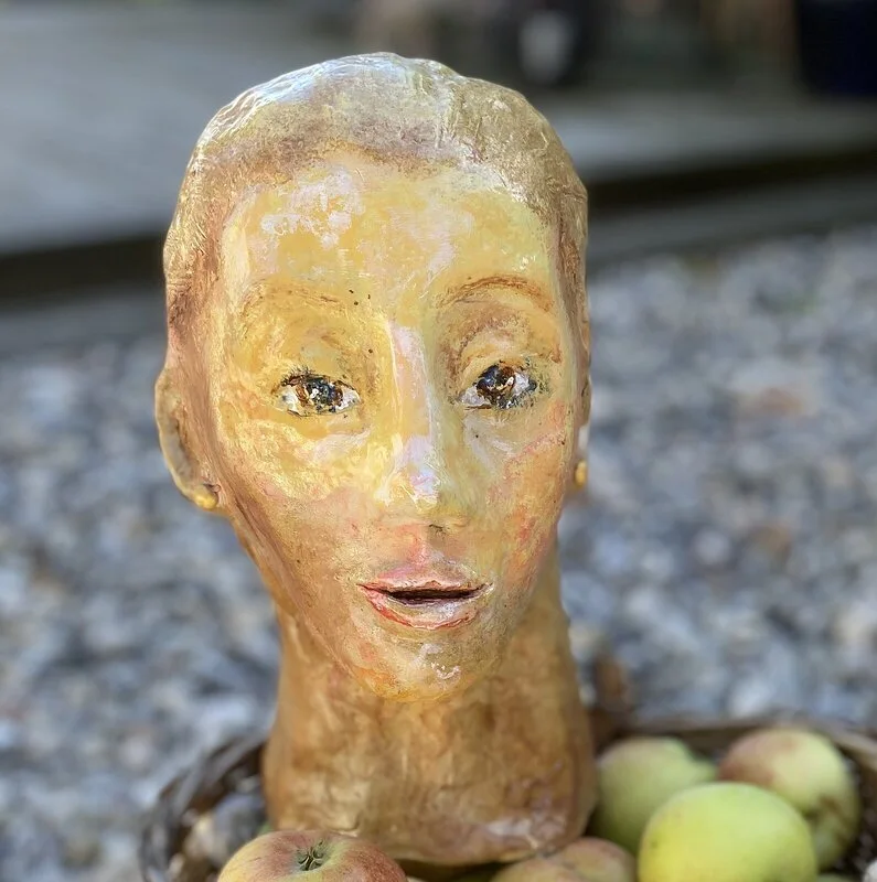 Skulptur Kvinna med guldörhängen av Lisbeth van Ginhoven