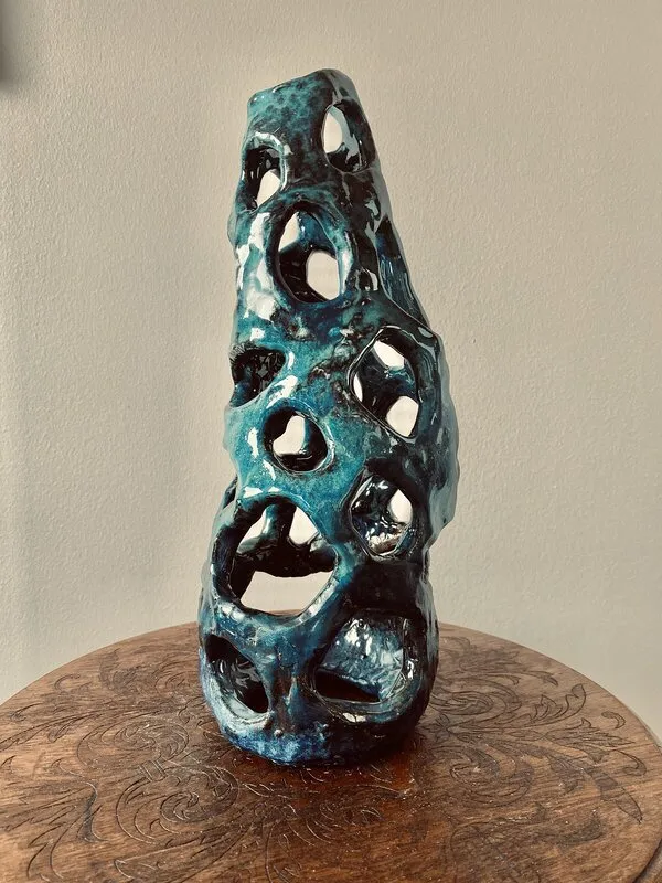 Skulptur Havsblå hålighet av Lisbeth van Ginhoven
