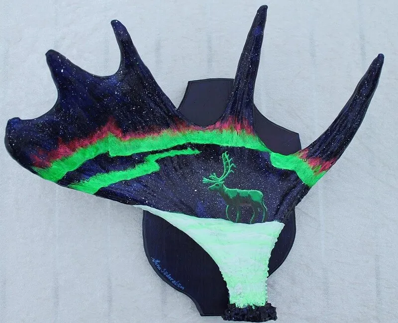 Akrylmålning Ren i Norrsken av Nina Söderström