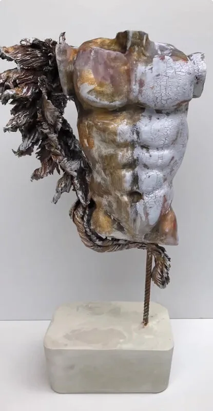 Skulptur Eros med bruten vinge. av Lelle. E. Svensson