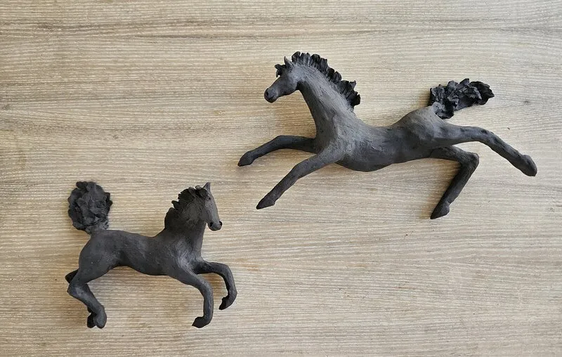 Skulptur Hästar i keramik av Åsa Ryegård