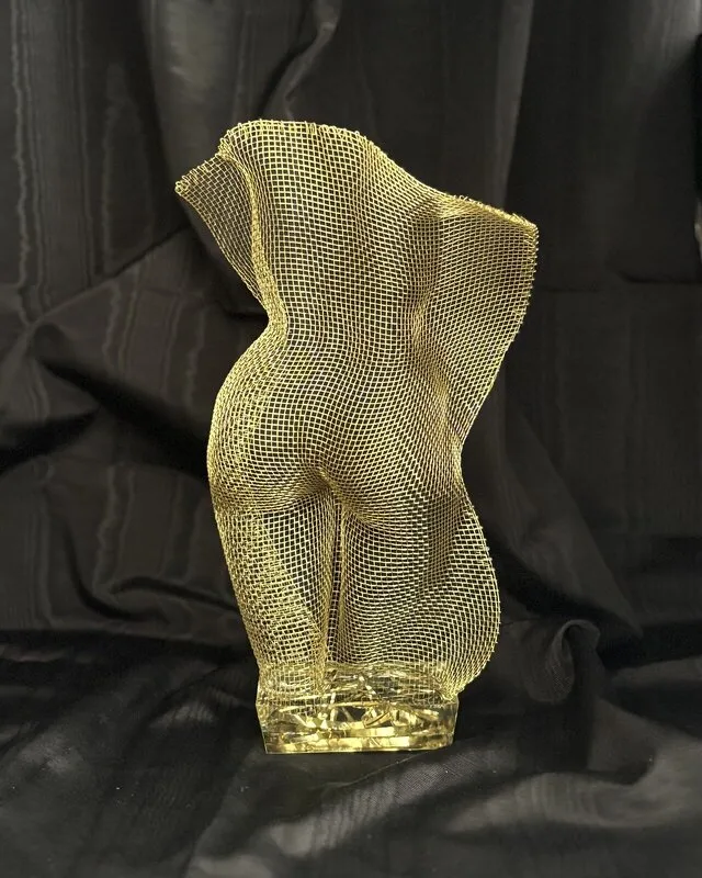 Skulptur The golden line. av Lena Nilson