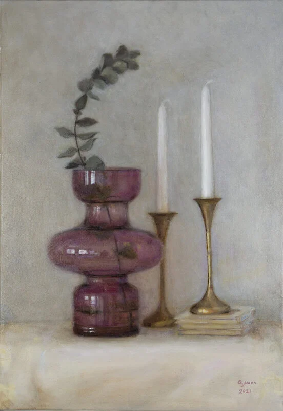 Oljemålning Stilleben i toner av vitt, lavendel, och mässing av Omma Moon