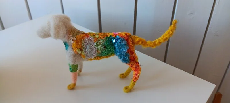 Hund med brodyr av Erika Givell