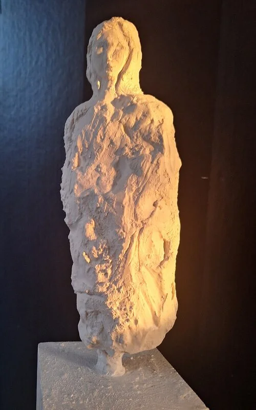 Skulptur Skulptur / gips - inomhus belyst av solen mot mörkare bakgrund. av Josefin Johansson Skulptur