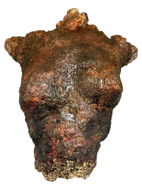 Skulptur It Girl Earth from It Collection av Sara Curtius