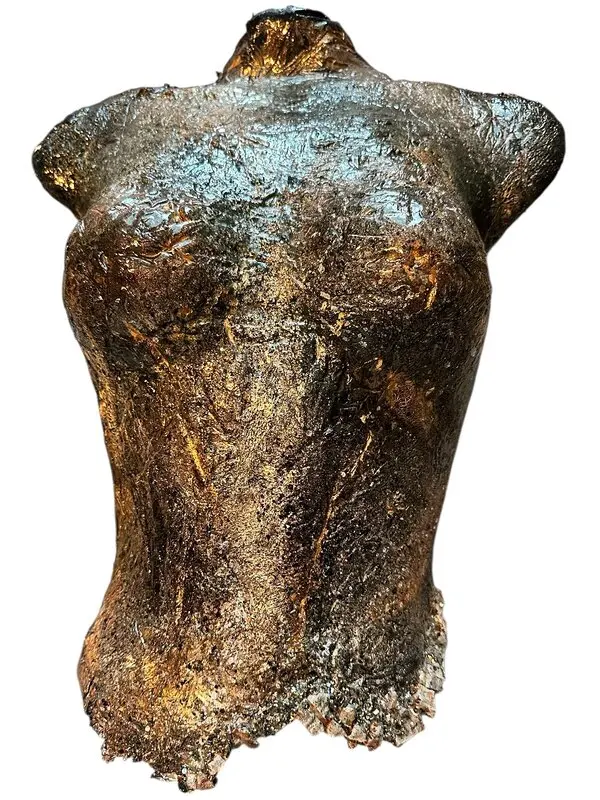 Skulptur It Girl Pebble från It Collection av Sara Curtius