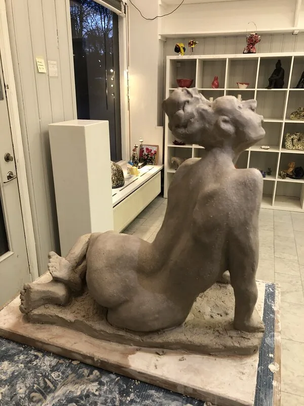 Skulptur Sittande modell av Filippa Eneroth