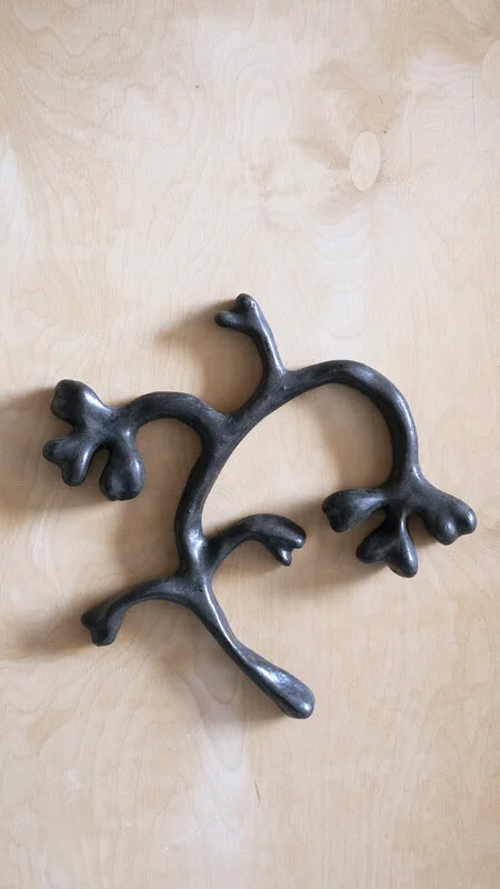 Skulptur Svart gren I av Hedvig Wissting