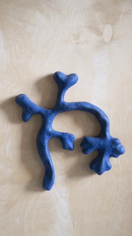 Skulptur Blå gren III av Hedvig Wissting