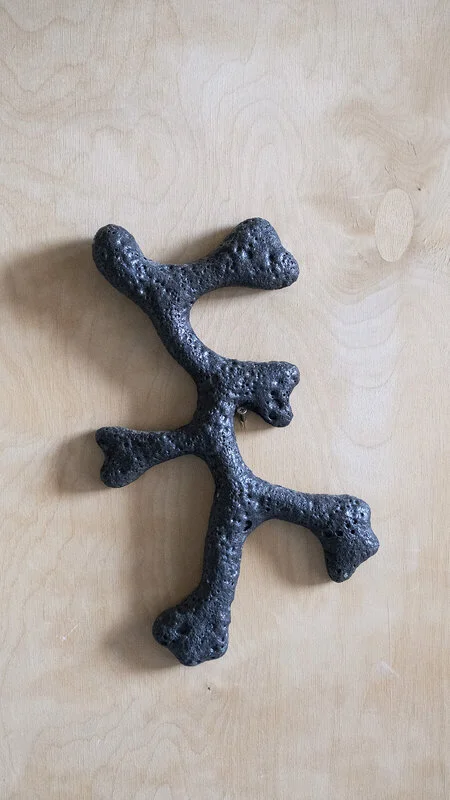 Skulptur Svart gren II av Hedvig Wissting