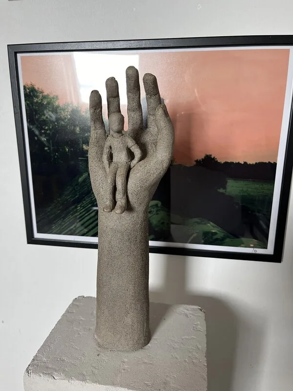 Skulptur Bara i hans händer av Jakob Brogård