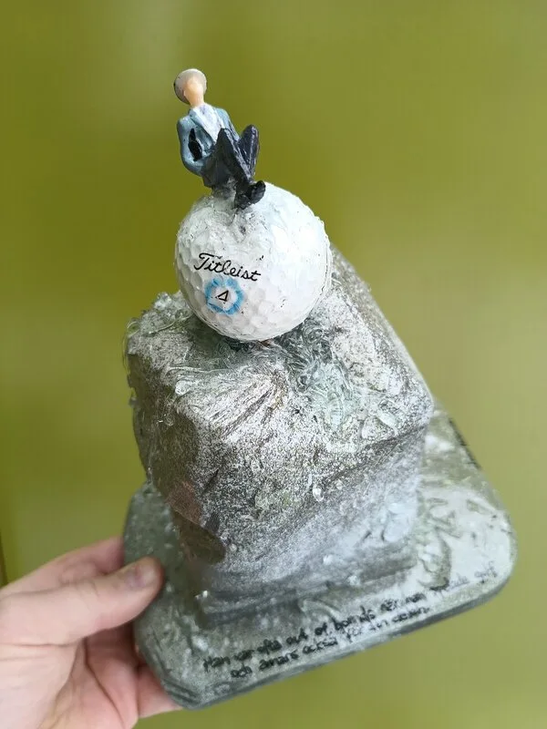 Skulptur Han var ofta out of bounds när han spelade golf och annars också för den delen. - 2025 av Linus Hjälmeby