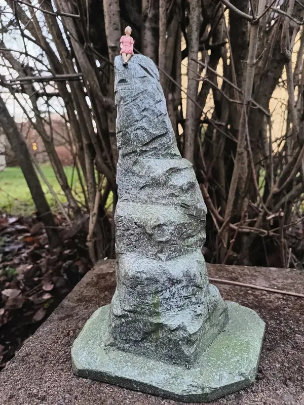 Skulptur På toppen humör av Linus Hjälmeby