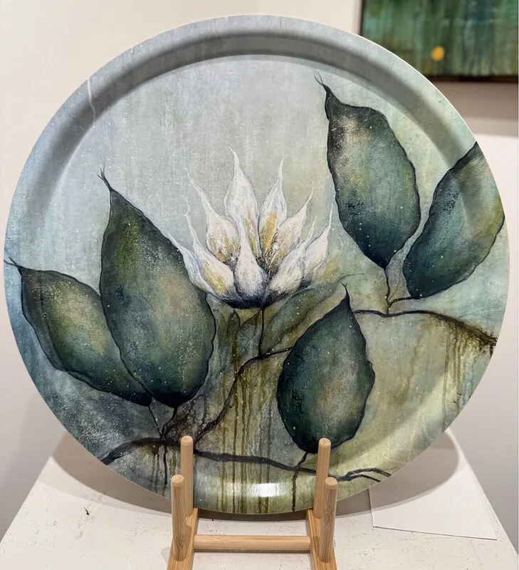 Magnolia - rund bricka av Monica Berglin