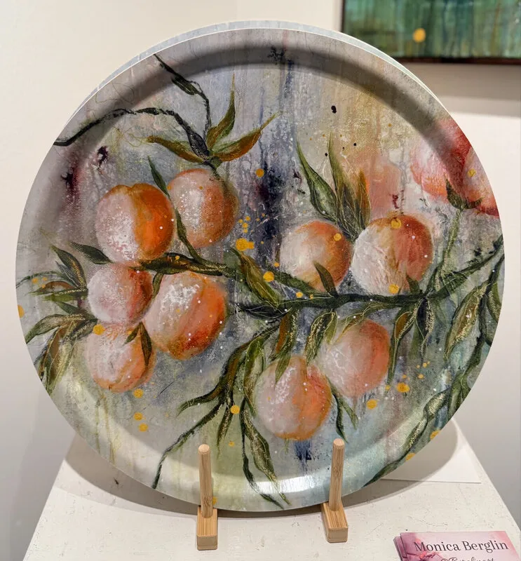 Persika - rund bricka av Monica Berglin