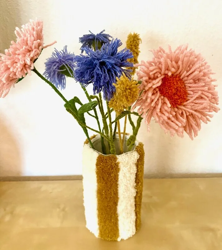 Tuftad vas med bukett nr. 5 av Katarina Rönndahl
