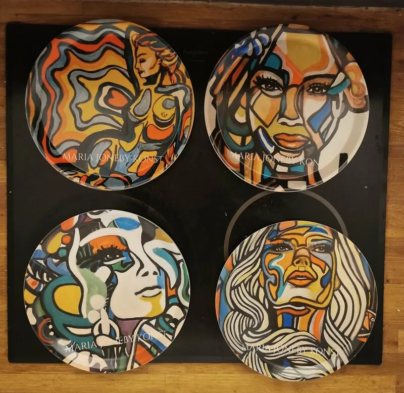 Brickor. av Maria Joneby