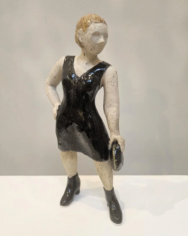 Skulptur Lilla svarta av Lergaraget Susanna Sjödin