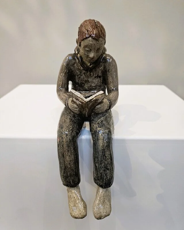 Skulptur Nämen, sitter du och läser! av Lergaraget Susanna Sjödin