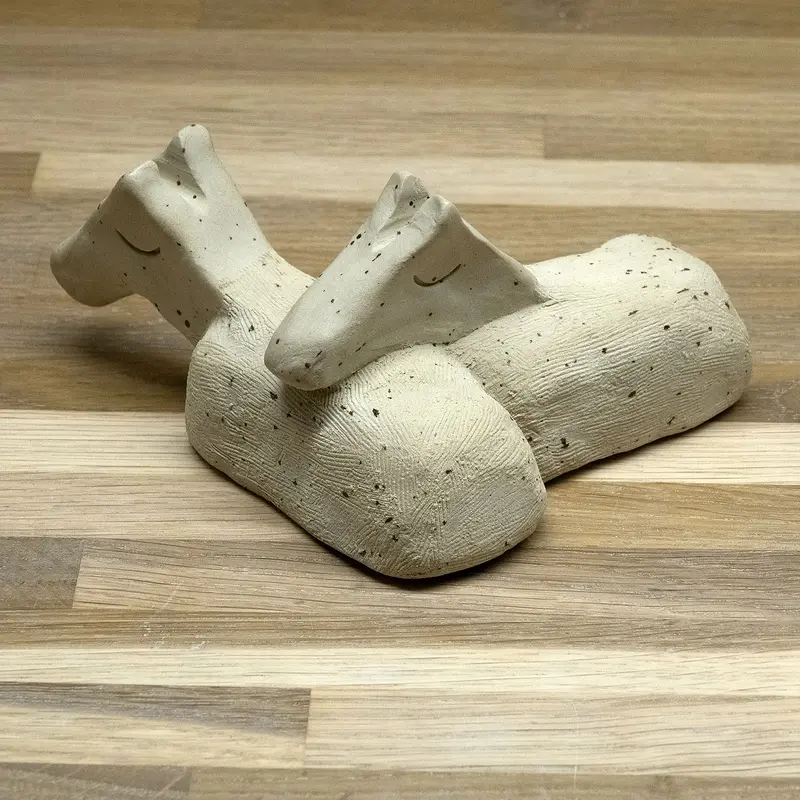 Skulptur Vilodjur (nummer 6) "Vi vilar tillsammans du och jag". av Daniel Holking