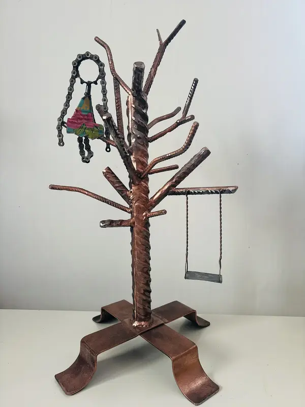 Flicka i träd av Angelica Bacirtzis