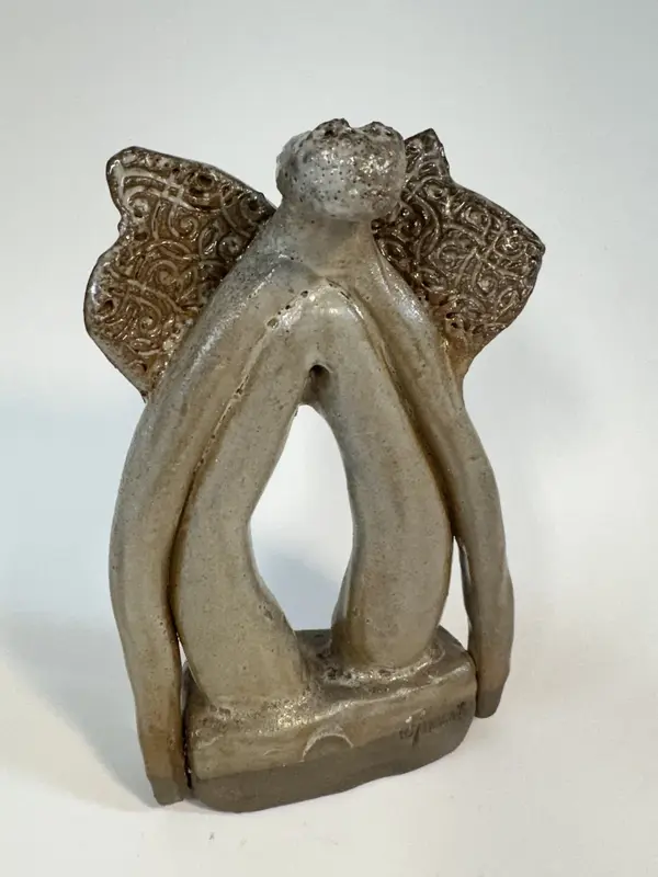 Skulptur Beige angel clitoris av Carina Mäkinen