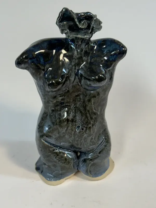 Skulptur Torso med ros av Carina Mäkinen