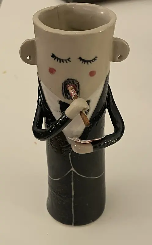 Skulptur Cigarrökande pokerspelare (vas) av Maria Cidrér