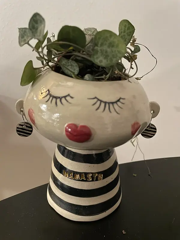 Skulptur Namaste kruka av Maria Cidrér