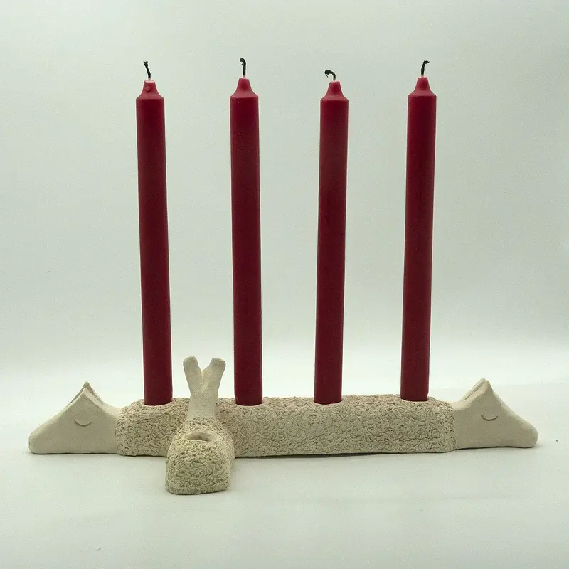 Skulptur Vilodjur (nummer 18) "Adventssjusstake med fem ljus". av Daniel Holking