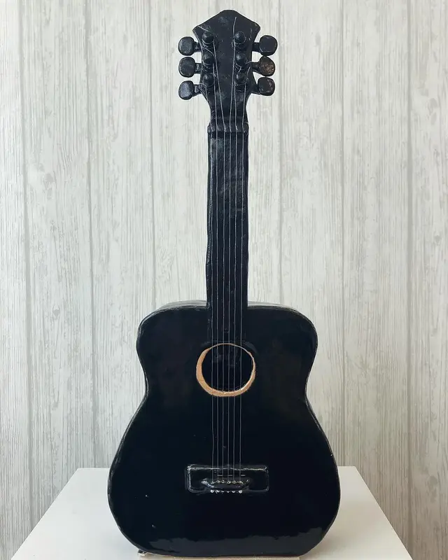 Skulptur Gitarr av Anna Nilsson
