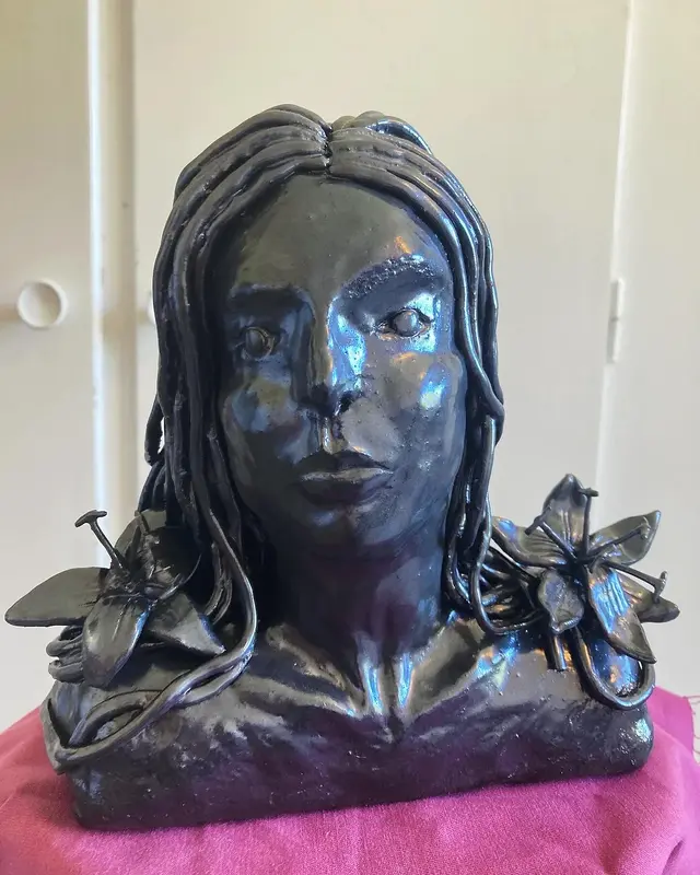 Skulptur Byst med liljor av Anna Nilsson