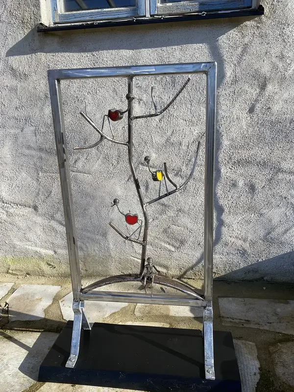 Skulptur Fåglar i träd med en betraktare av Stefan Skimutis