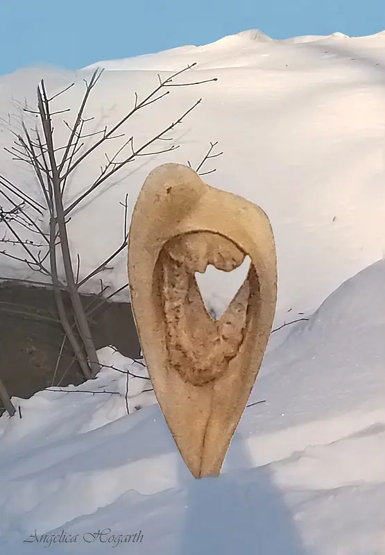 Skulptur Telluric av Angelica Hogarth
