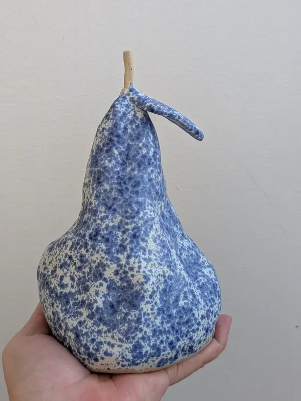 Skulptur Blåprickigt päron av Jeanette Svensson