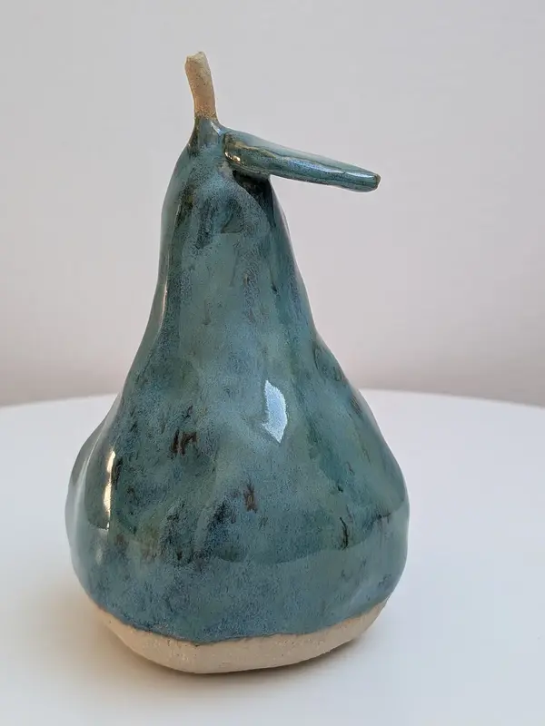 Skulptur Blågrönt päron av Jeanette Svensson