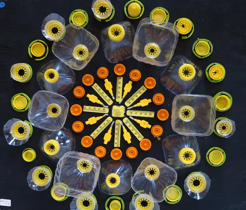 Gul mandala av plast av Nina Romanus