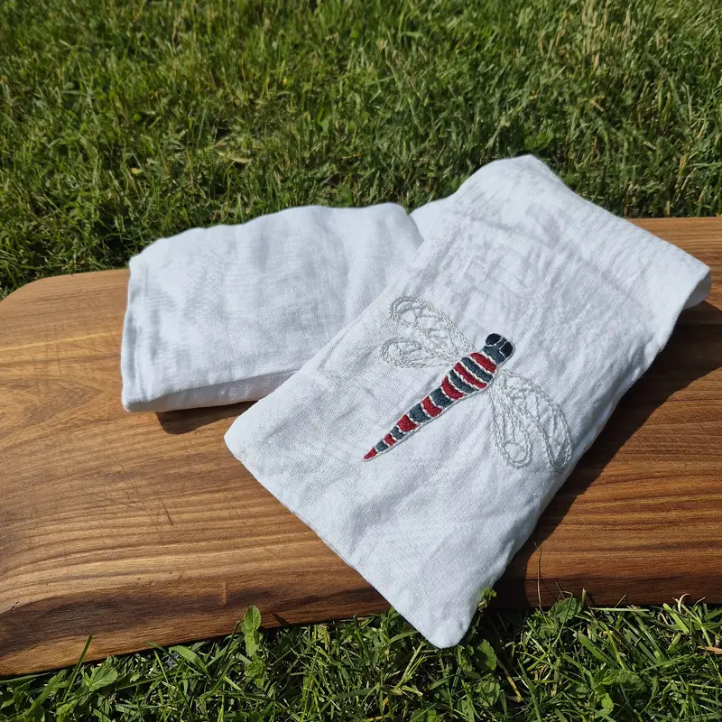 Handbroderad vetekudde av Linn Jagerborn