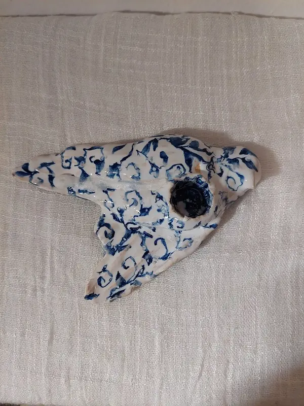 Skulptur Ljusstake, blåvit fågel av Nova Blomberg