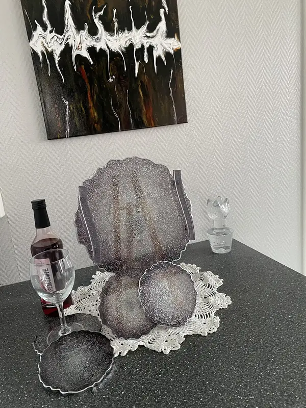 Tray and coasters av Erlinda Nordh