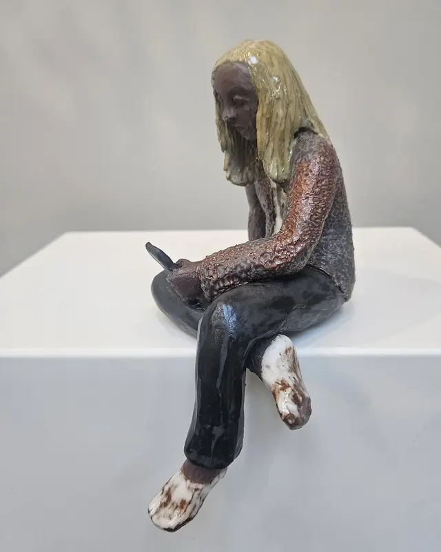 Skulptur Mellan fingertopparna av Lergaraget Susanna Sjödin