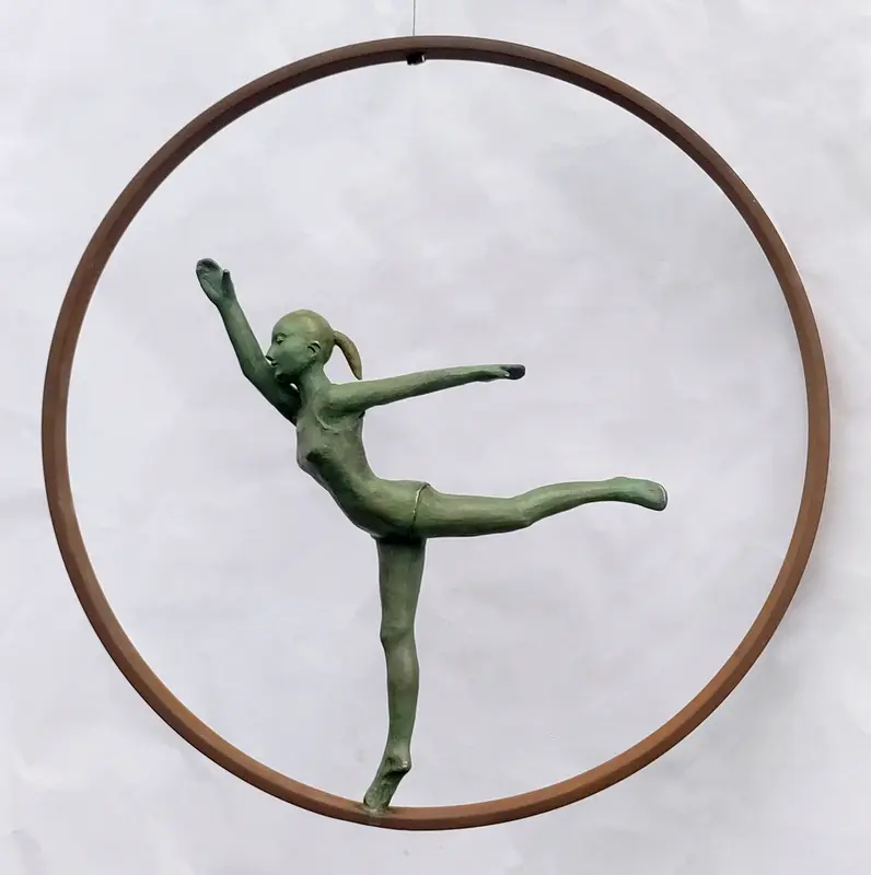 Skulptur På tå av Charlotte Adde