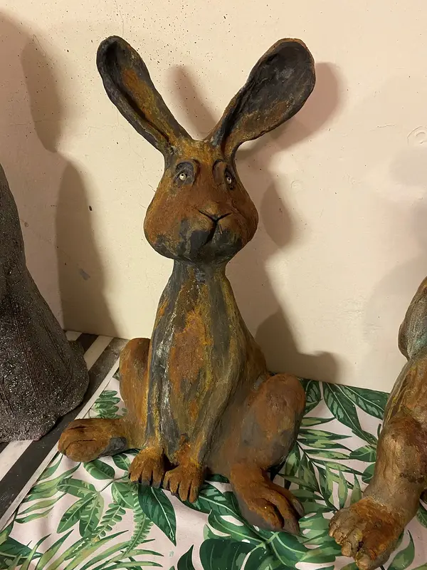 Skulptur Kanin av Miloslava Drunecka