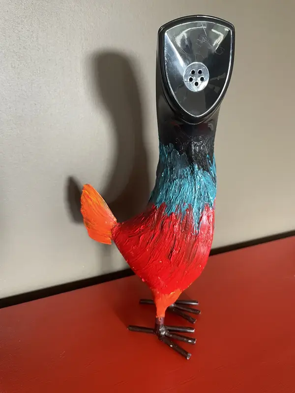 Skulptur Naja Garrula Nigra (Tjattrande kobrafågel – svart) av Niklas ”Pix” Bodin