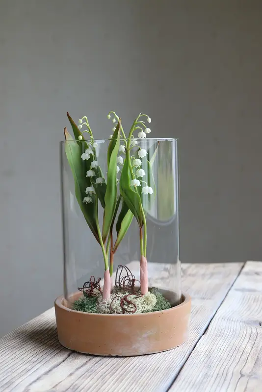 Skulptur Lily of the valley rustic floral arrangement in rustic ceramic bowl with glass cylinder av Polina Reznichenko